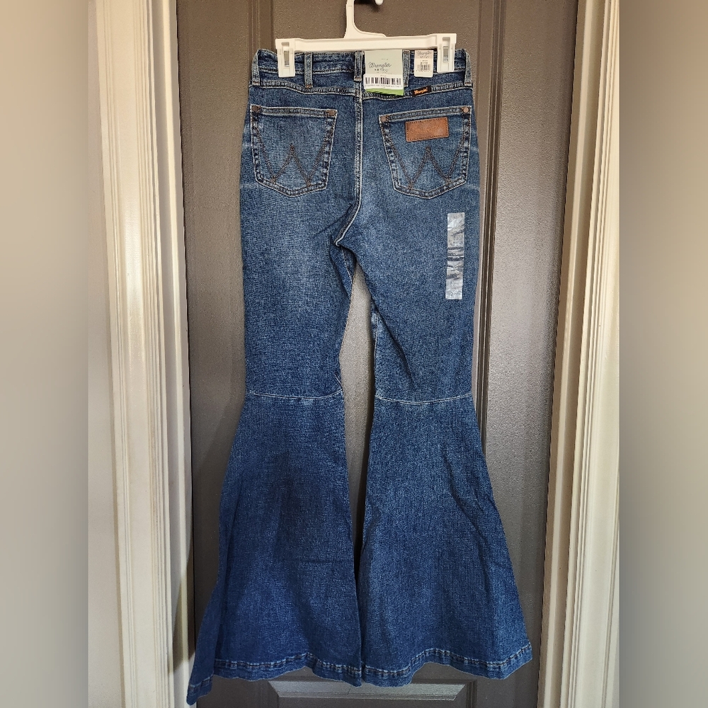 New Wrangler high rise retro trumpet flare 28 x 36 jeans